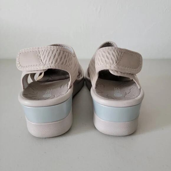 Bzees Beige Stretch Wedge Sandals Slip On Women Size 11 Cloud Technology Comfort - Picture 4 of 12
